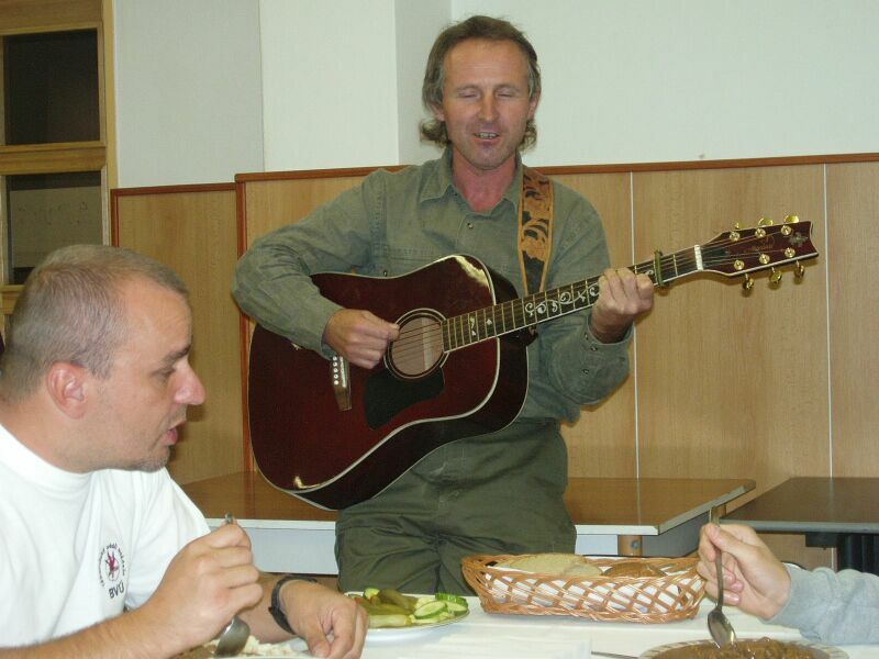 Jerry s kytarou a Akim